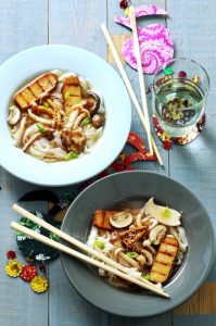 Oosterse paddenstoelenbouillon met rijstnoedels